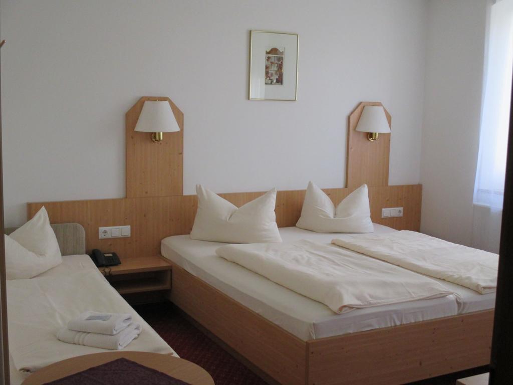 Hotel & Gaestehaus Krone Geiselwind Δωμάτιο φωτογραφία