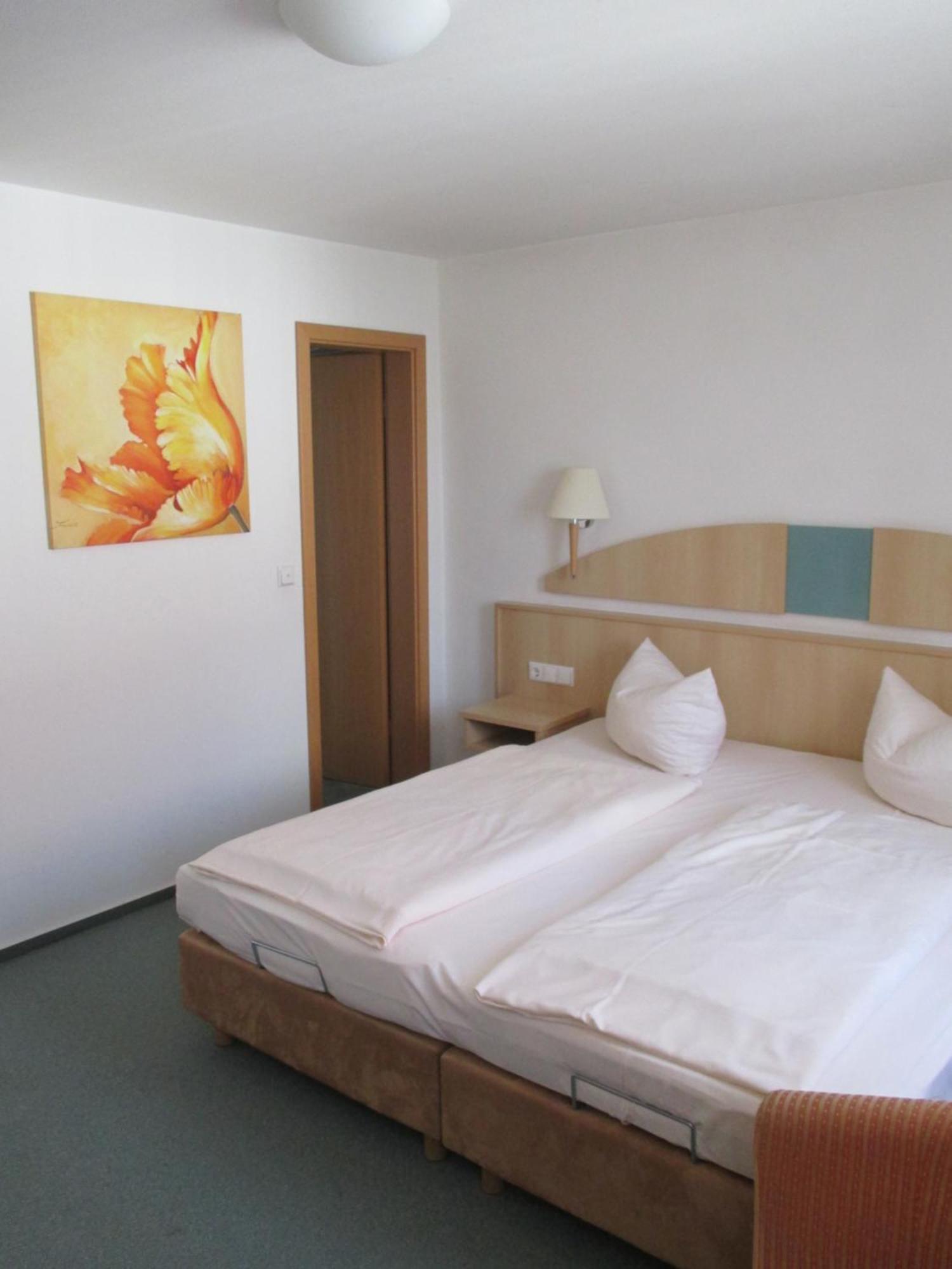 Hotel & Gaestehaus Krone Geiselwind Δωμάτιο φωτογραφία